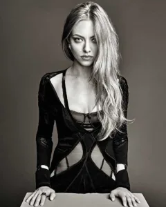 amanda-seyfried-sexy-runway-model